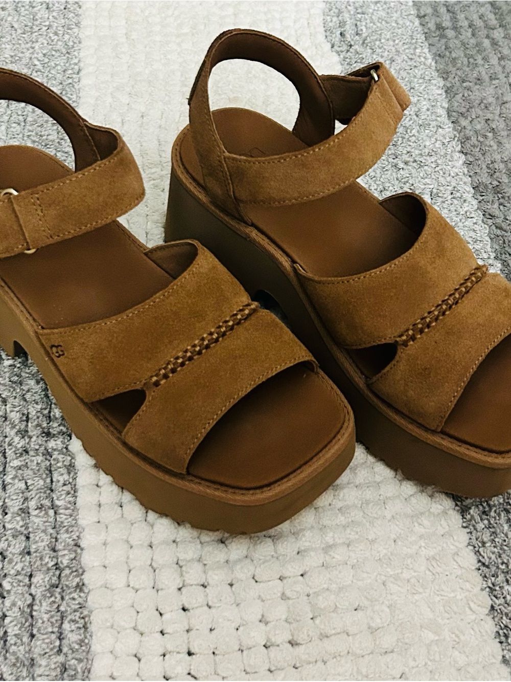 UGG Women's Tan Suede Platform Sandal. Size 9 - Picture 7 of 8